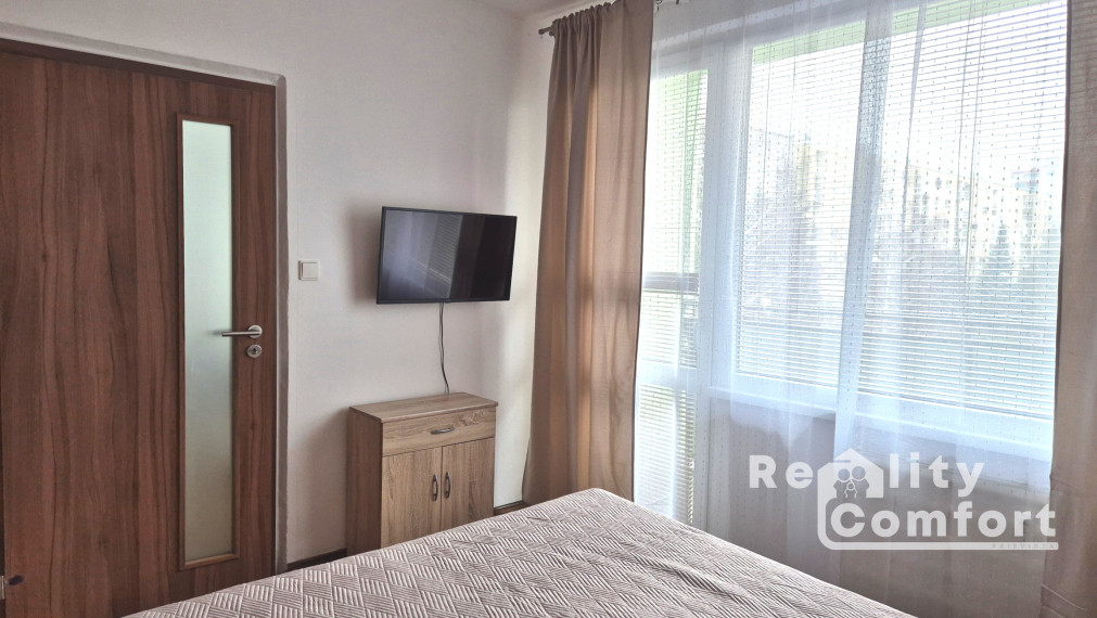 Na prenájom kompletne zariadený 1-izbový byt s dvoma loggiami