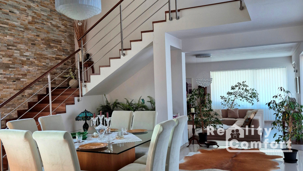 Nadštandardný rodinný dom s krásnou záhradou