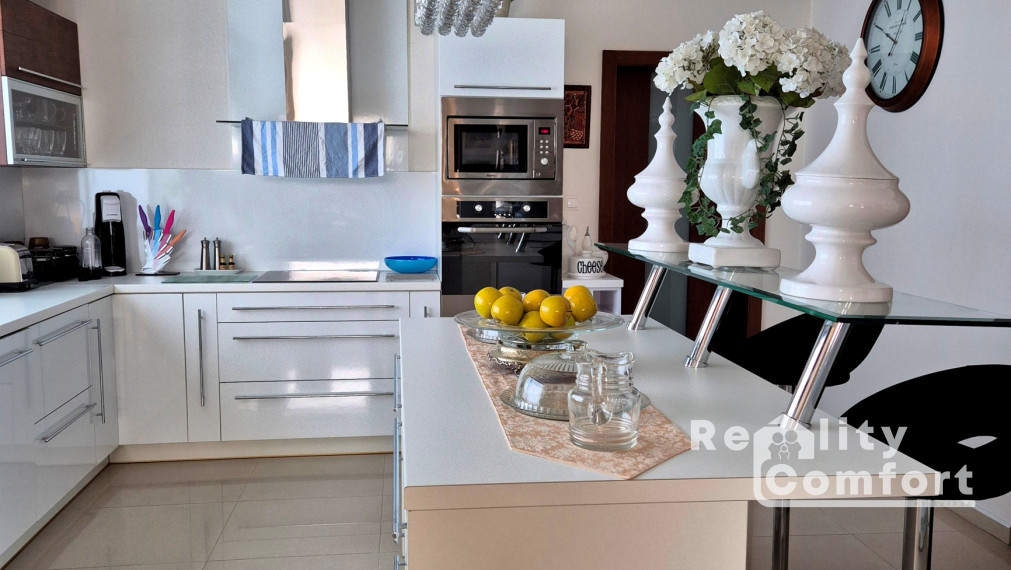 Nadštandardný rodinný dom s krásnou záhradou