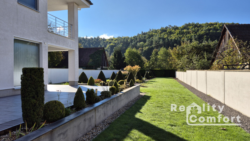 Nadštandardný rodinný dom s krásnou záhradou