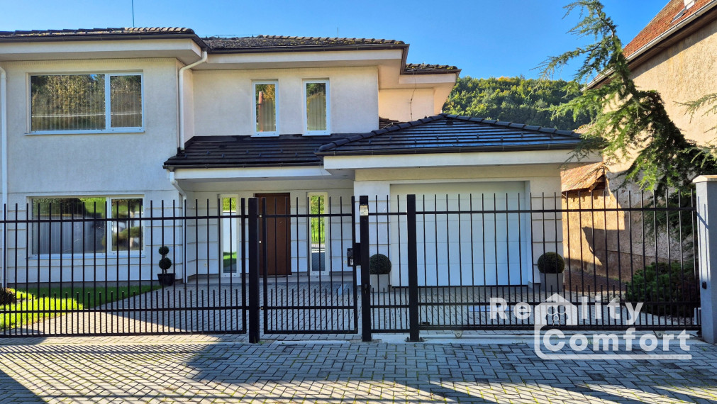 Nadštandardný rodinný dom s krásnou záhradou