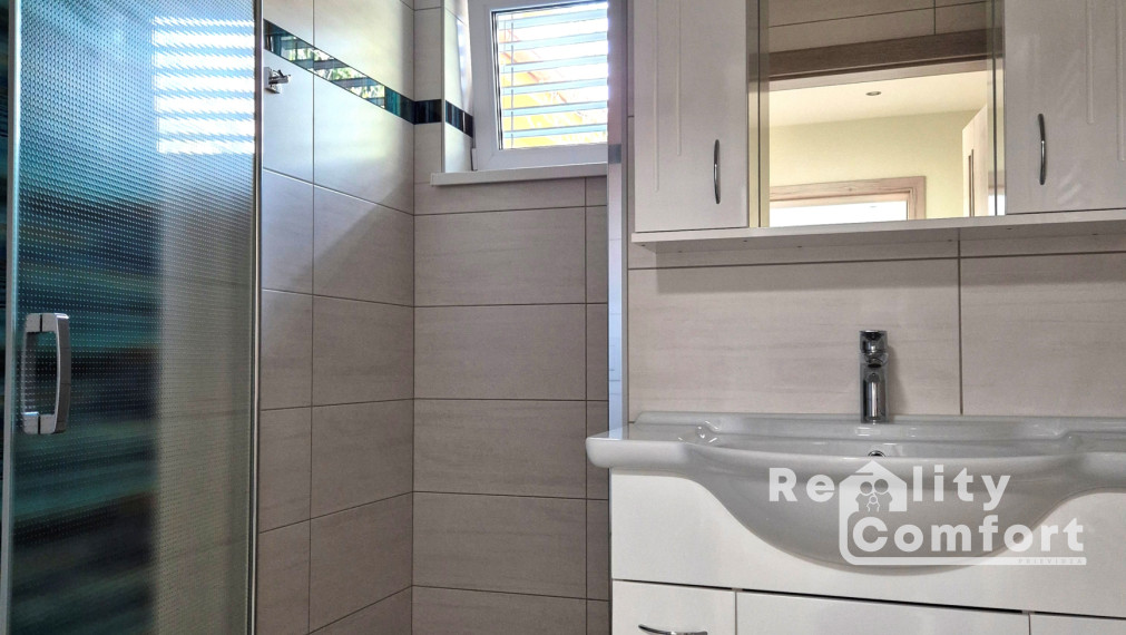 Moderný, elegantný bungalov s krásnou záhradou