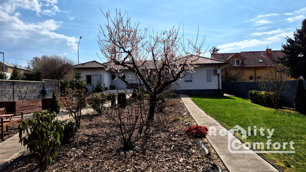 Moderný, elegantný bungalov s krásnou záhradou