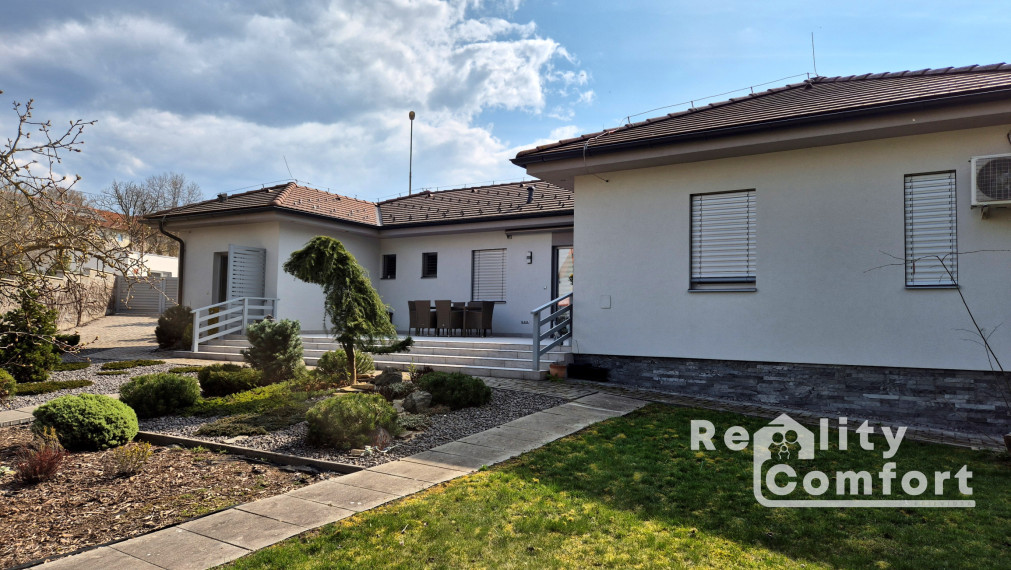 Moderný, elegantný bungalov s krásnou záhradou