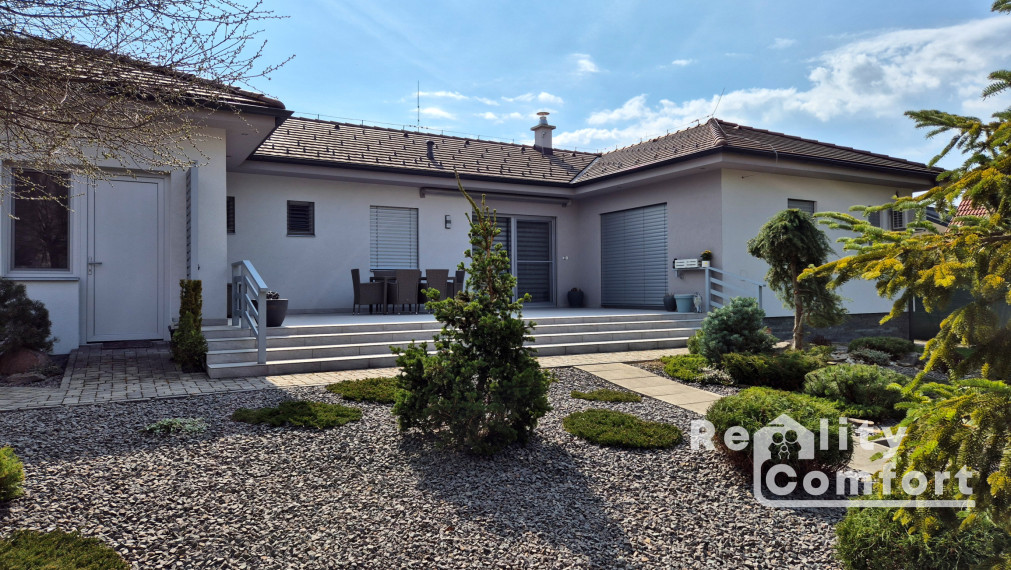 Moderný, elegantný bungalov s krásnou záhradou