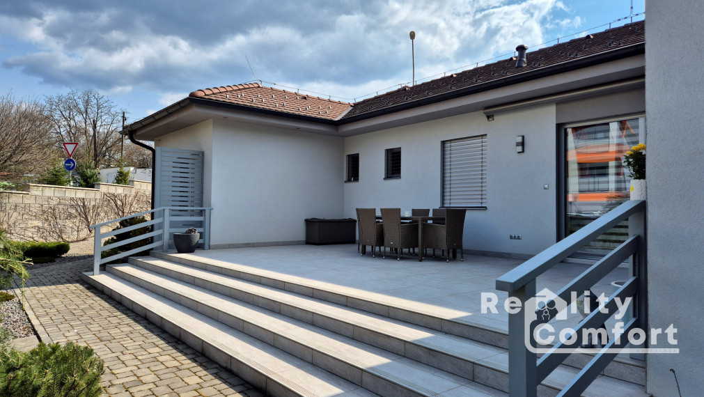 Moderný, elegantný bungalov s krásnou záhradou