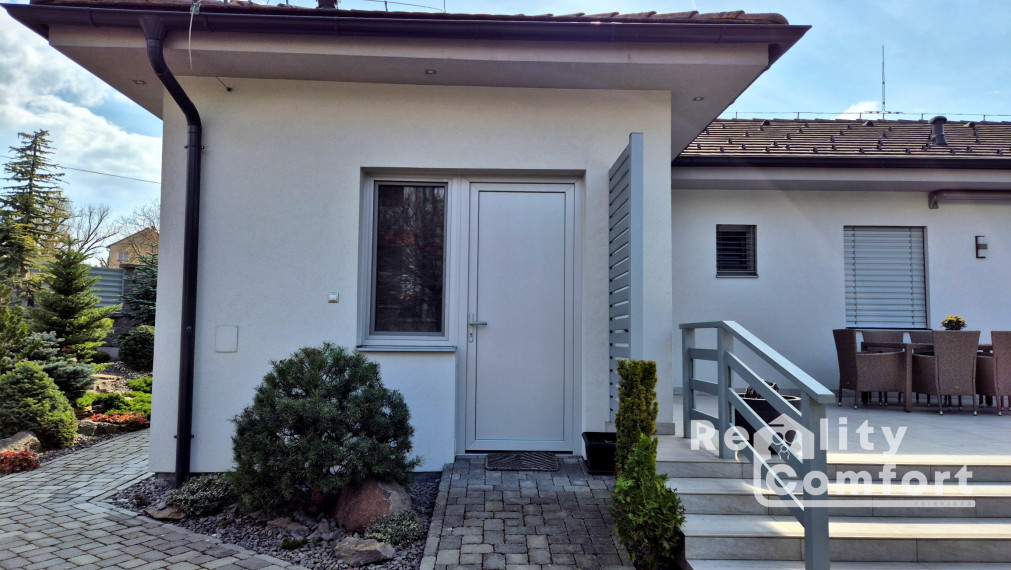 Moderný, elegantný bungalov s krásnou záhradou