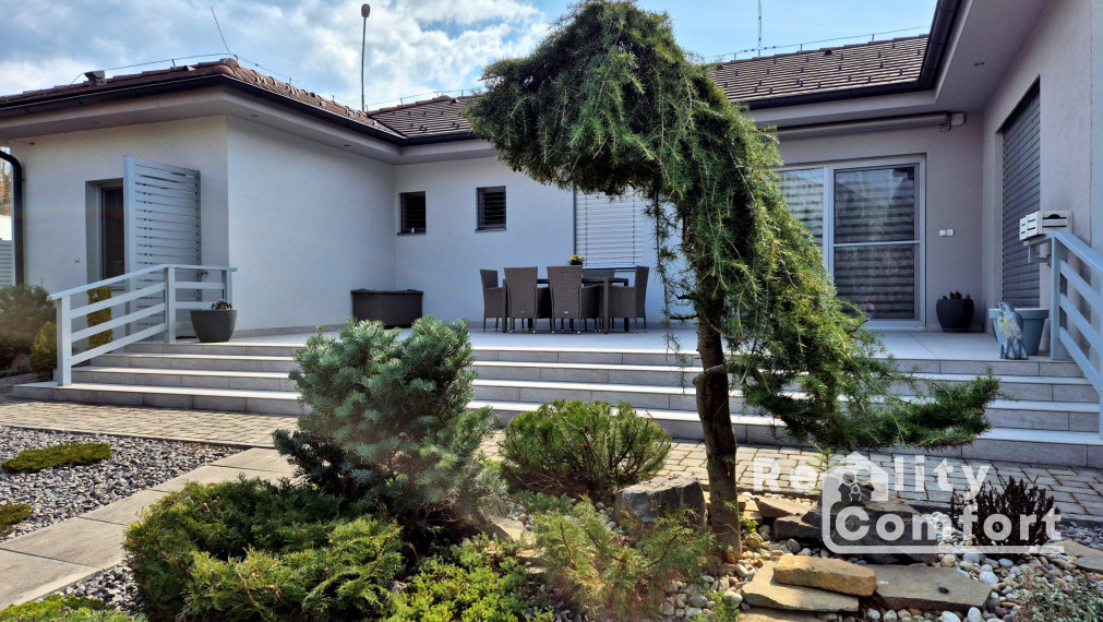 Moderný, elegantný bungalov s krásnou záhradou