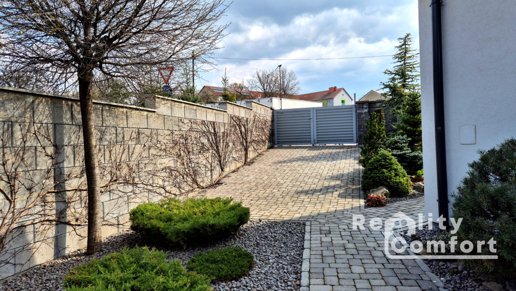 Moderný, elegantný bungalov s krásnou záhradou