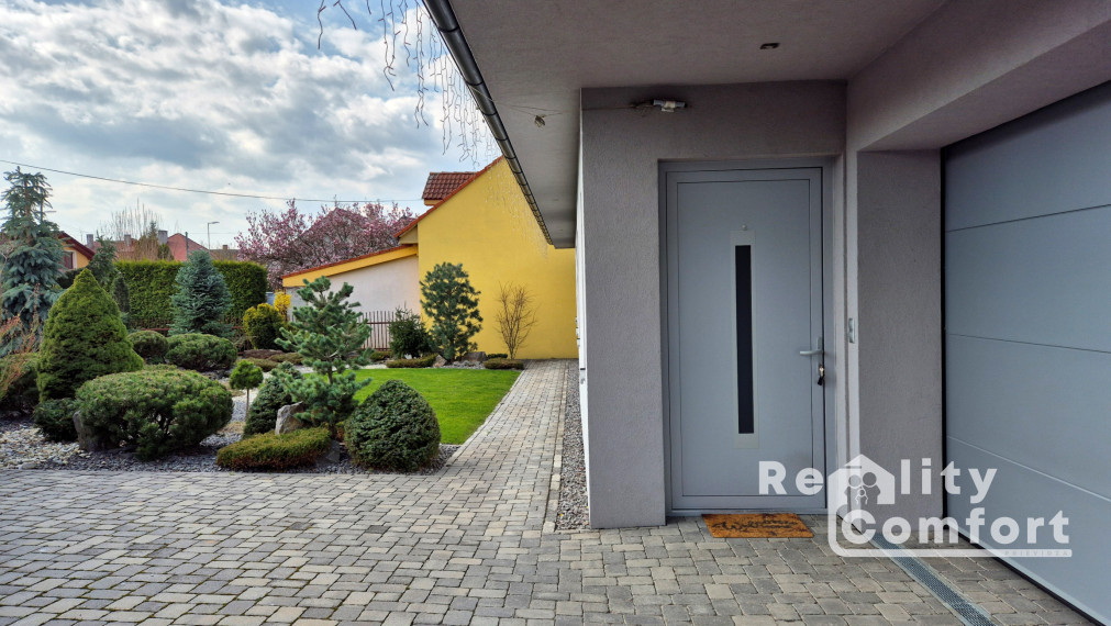 Moderný, elegantný bungalov s krásnou záhradou