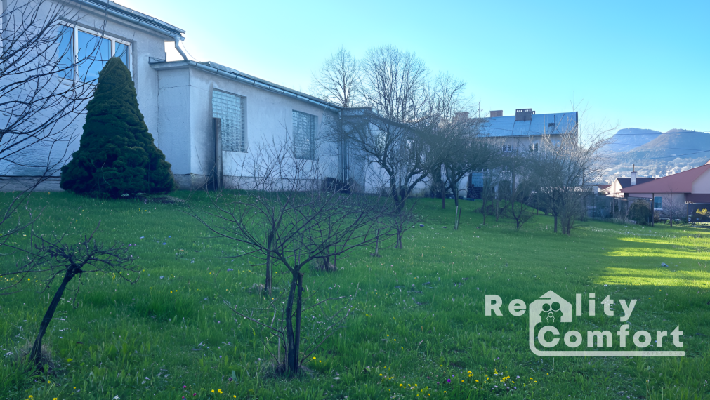 Priestranný dom s garážou a veľkou záhradou