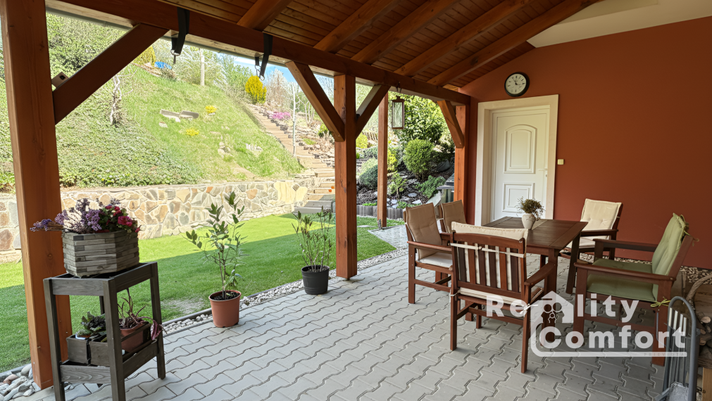 ŠTÝLOVÝ DOM S KRÁSNOU ZÁHRADOU