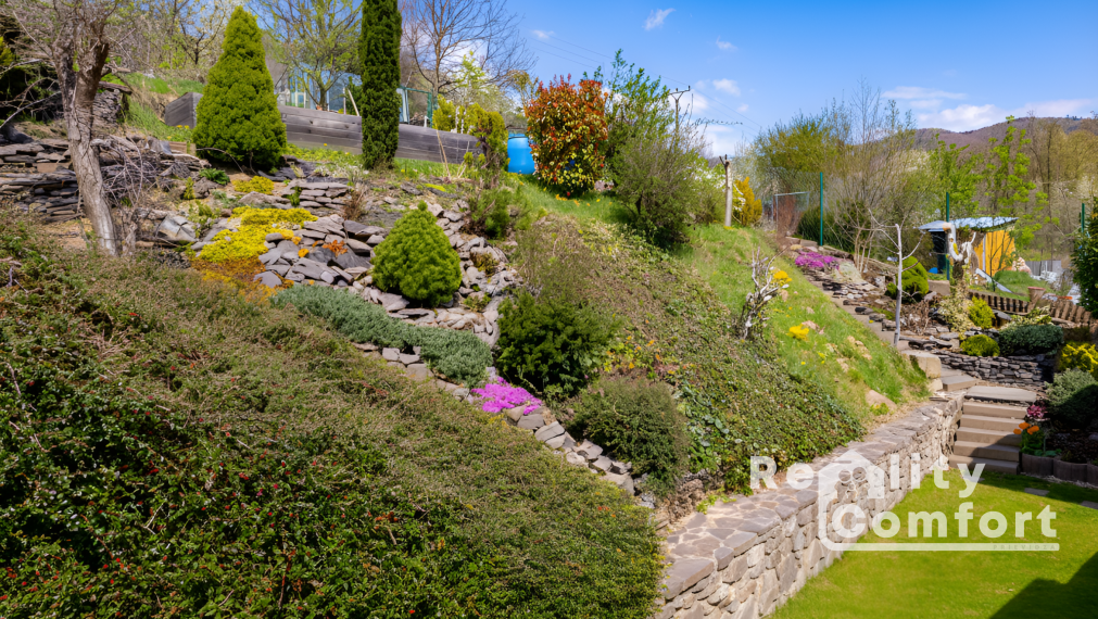 ŠTÝLOVÝ DOM S KRÁSNOU ZÁHRADOU
