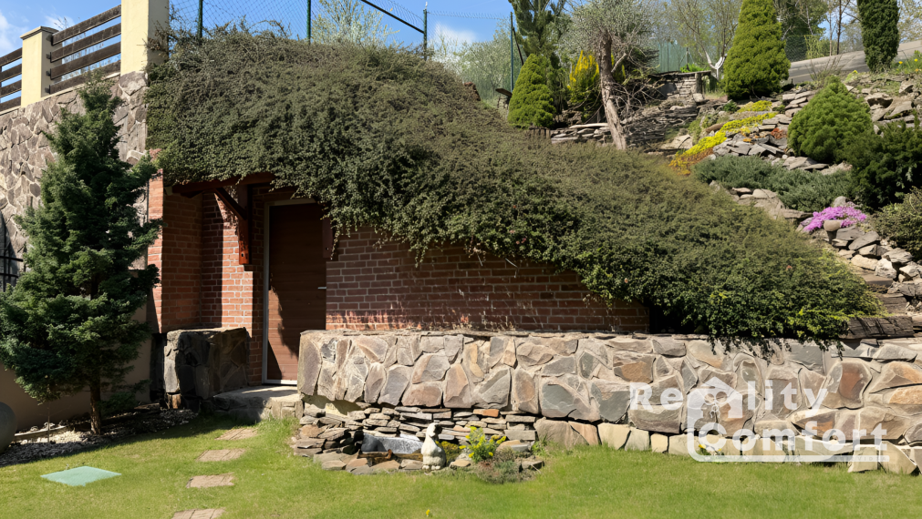 ŠTÝLOVÝ DOM S KRÁSNOU ZÁHRADOU