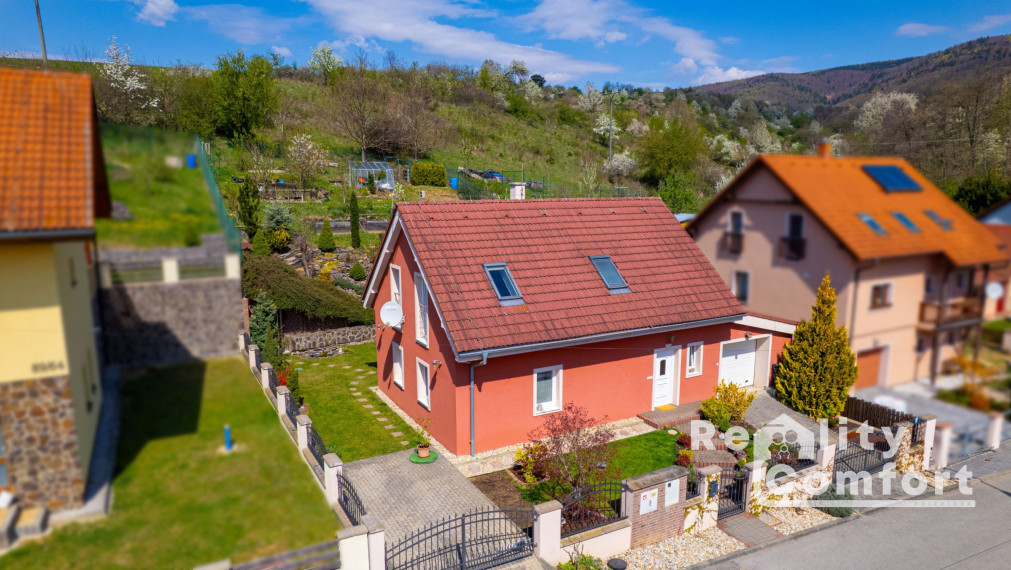 ŠTÝLOVÝ DOM S KRÁSNOU ZÁHRADOU