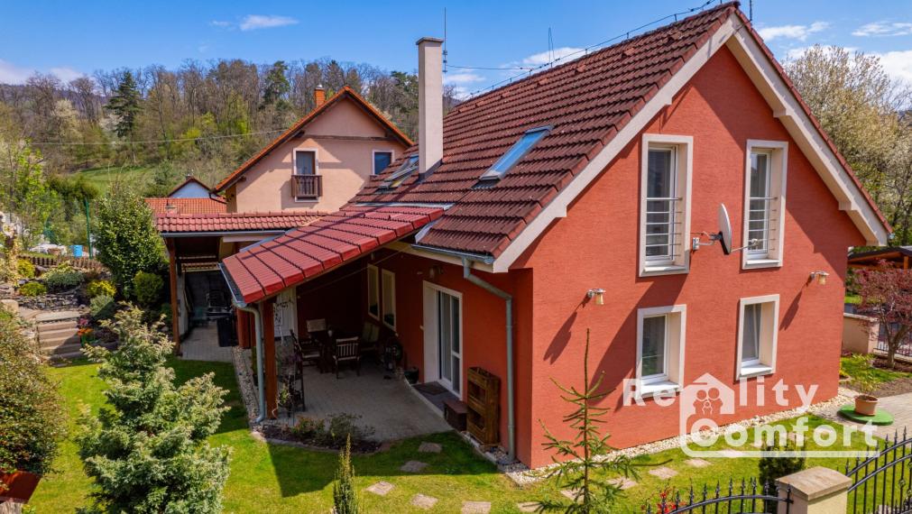 ŠTÝLOVÝ DOM S KRÁSNOU ZÁHRADOU