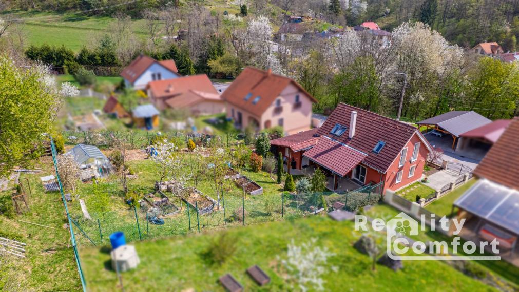 ŠTÝLOVÝ DOM S KRÁSNOU ZÁHRADOU