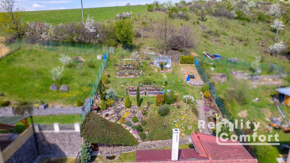 ŠTÝLOVÝ DOM S KRÁSNOU ZÁHRADOU