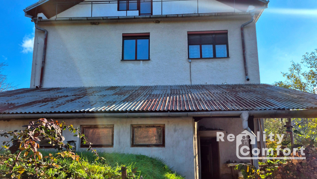 Priestranný rodinný dom s veľkou ovocnou záhradou