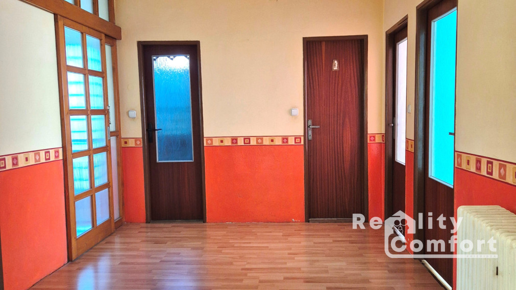 Priestranný rodinný dom s veľkou ovocnou záhradou