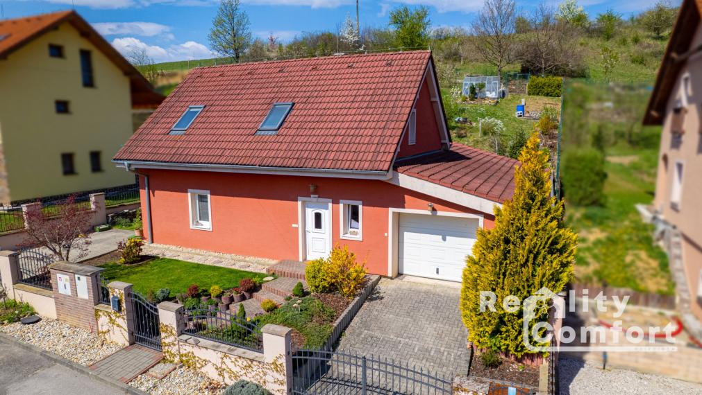 ŠTÝLOVÝ DOM S KRÁSNOU ZÁHRADOU