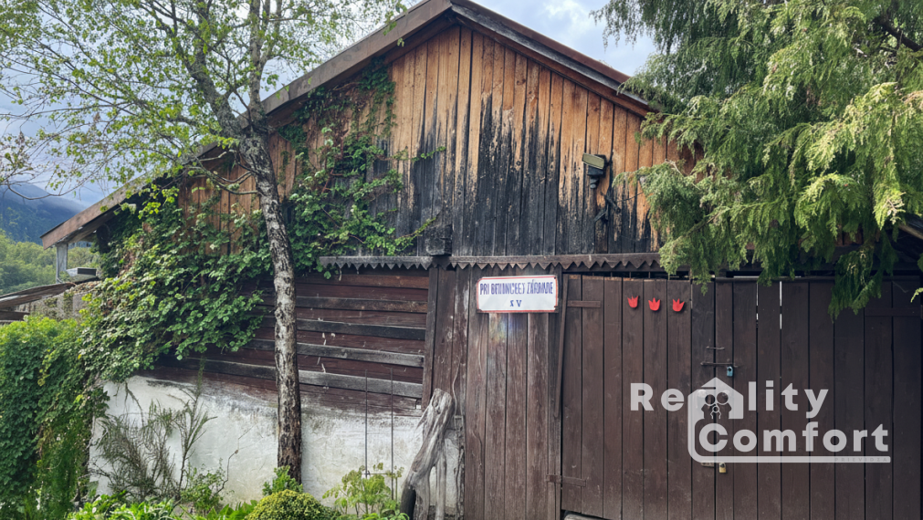 Drevenica s krásnymi výhľadmi a malou botanickou záhradou
