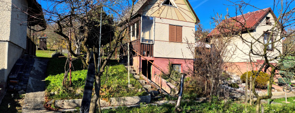 Krásna záhradka s murovanou chatkou v tichej lokalite pri splave