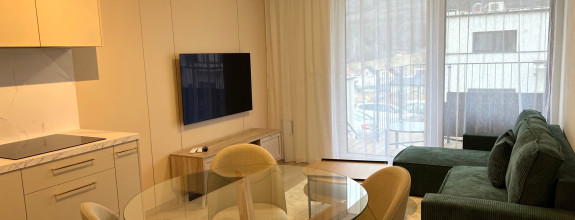 Zariadený 2-izb. byt s parkovaním, terasou a predzáhradkou