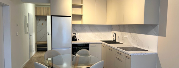 Moderne zariadený 2-izb. byt s 2 parkovacími miestami, terasou a predzáhradkou