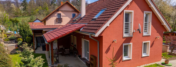 ŠTÝLOVÝ DOM S KRÁSNOU ZÁHRADOU