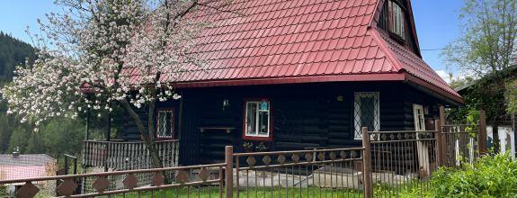 Drevenica s krásnymi výhľadmi a malou botanickou záhradou