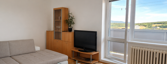 Slnečný 2-izbový byt s balkónom a garážou