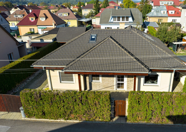 Predaj: Pekný rodinný dom v Novákoch