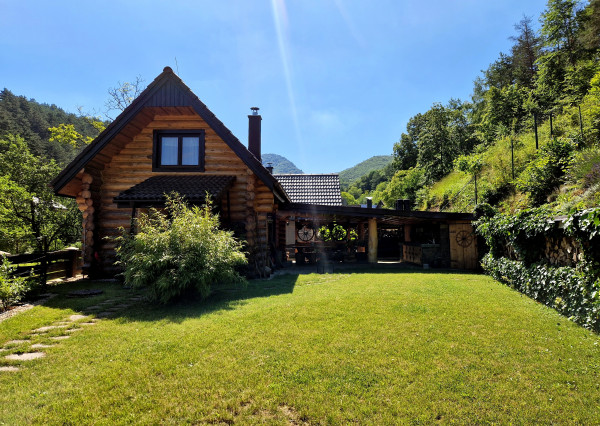 Predaj: Drevený zrub v krásnom prostredí