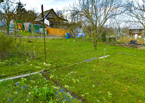 Slnečná záhradka s menšou záhradnou chatkou