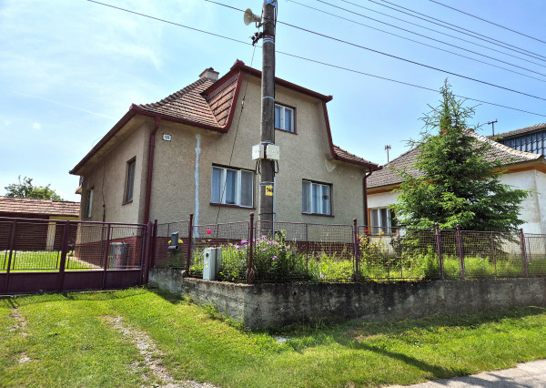 Na predaj priestranný 4-izbový rodinný dom v obci Svinná