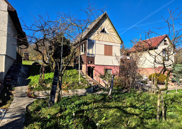 Krásna záhradka s murovanou chatkou v tichej lokalite pri splave