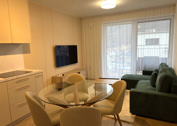 Zariadený 2-izb. byt s parkovaním, terasou a predzáhradkou