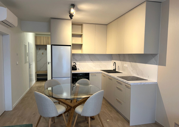 Moderne zariadený 2-izb. byt s 2 parkovacími miestami, terasou a predzáhradkou