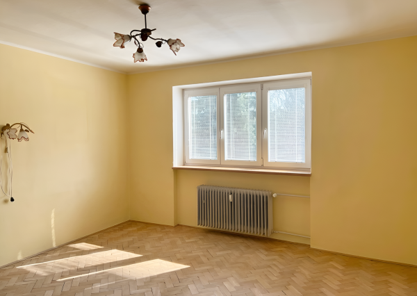 Priestranný 2-izbový byt s balkónom