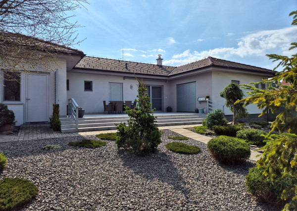 Moderný, elegantný bungalov s krásnou záhradou