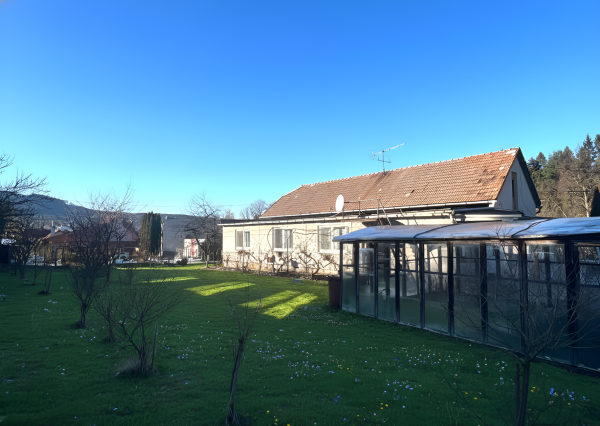 Priestranný dom s garážou a veľkou záhradou