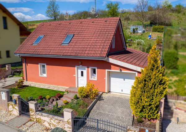 ŠTÝLOVÝ DOM S KRÁSNOU ZÁHRADOU