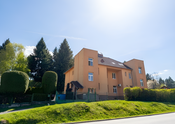 BYT SO VŠETKÝMI VÝHODAMI RODINNÉHO DOMU