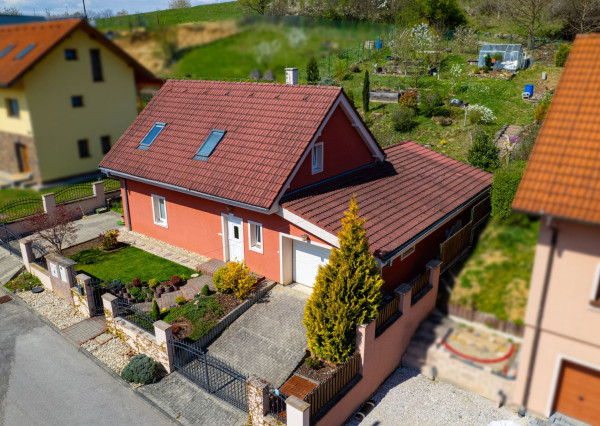 ŠTÝLOVÝ DOM S KRÁSNOU ZÁHRADOU