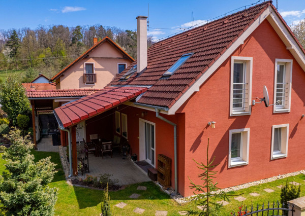 ŠTÝLOVÝ DOM S KRÁSNOU ZÁHRADOU