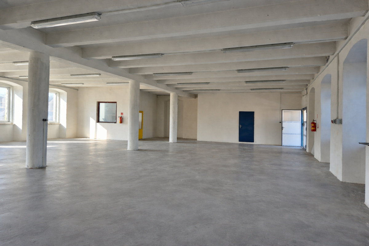 Commercial space for sale · Uhrovec — 3 €